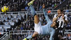 Manchester City - Newcastle. Tévez se pokou�í o akrobatické zakon�ení.