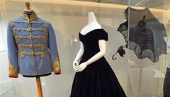Tmavomodré sametové šaty císařovny Sissi v Národním muzeu.