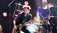 Keith Richards z Rolling Stones hraje obtem huriánu Sandy.