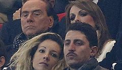 Silvio Berlusconi se svou pítelkyní na fotbalovém zápase.