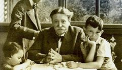 Linecký léka doktor Eduard Bloch v rodinném kruhu - ticátá léta. Jeho pacientka Klara Hitlerová byla jím i pamtníky hodnocena jako jemná a citlivá ena. Její syn Adolf ji nepochybn miloval oddanou láskou.