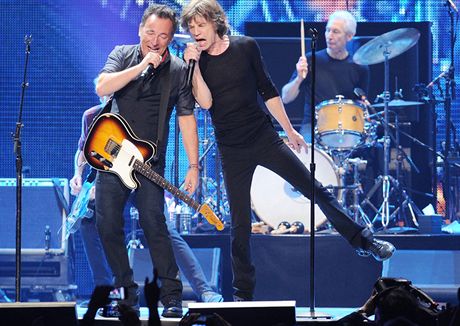 Bruce Springsteen a Mick Jagger v prosinci 2012 pi spoleném vystoupení v Prudential Center v Newarku (USA)