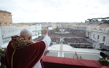 Pape zdraví poutníky na Svatopetrském námstí.