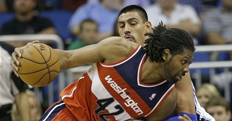 Basketbalista Washingtonu Wizards Nené (vpedu) a Gustavo Ayon z Orlanda Magic