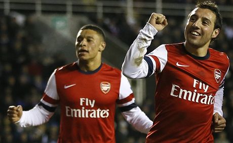 Fotbalisté Arsenalu Santi Cazorla (vpravo) a Alex Oxlade-Chamberlain
