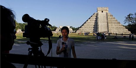 Reportérka natáí ped Kukulkánovou pyramidou v Chichen Itzá.