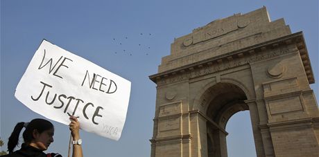 Indové protestovali proti prosincovému znásilnní studentky.