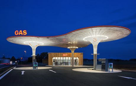 eská pítomnost na Slovensku. erpací stanici firmy Gas navrhla dvojice eských architekt Adam Jirkal a Jerry Koza.