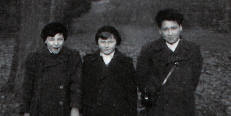 Jediná dochovaná fotografie Petra. Ti Meiselové (zleva doprava). Nejmladí Rudy, prostední Petr a nejstarí Hugo na procházce v Brn, Luánkách, nkolik týdn ped plánovaným odjezdem do Anglie