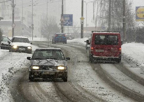 Ledovka a náledí, které na mnoha místech eska potrápily ji v nedli pedevím nepipravené idie, se mohou vyskytovat a do úterý.