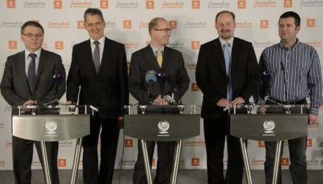 Lubomír Zaorálek, Jií Dienstbier, Bohuslav Sobotka, Jeroným Tejc a Jan Hamáek na tiskové konferenci. 