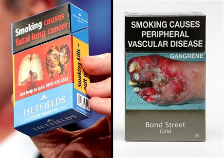 Návrh Evropské komise na podobu krabiček cigaret (vlevo) a australská krabička cigaret.