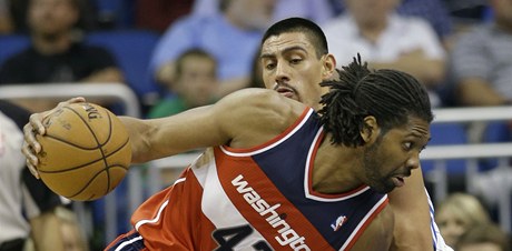 Basketbalista Washingtonu Wizards Nené (vpedu) a Gustavo Ayon z Orlanda Magic