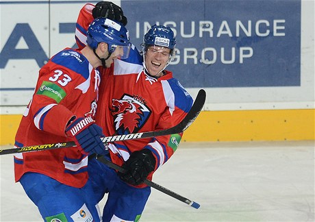 Lev Praha - Ufa. Nicklas Danielsson (vpravo) a Zdeno Chára z týmu Lev Praha se radují ze čtvrtého gólu