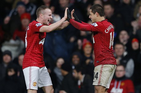 Fotbalisté Manchesteru United Javier Hernández (vpravo) a  Tom Cleverley