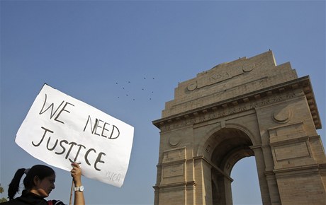 Indové protestovali proti prosincovému znásilnní studentky.