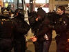 Policie pi zásahu na Václavském námstí proti zhruba 300 radikálním fanoukm Sparty.