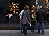 Obchody na Páté avenue v New Yorku lákají na vánoní výlohy 