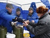Dobrovolníci rozdávají bezdomovcm ve Stavropolu teplé jídlo. 