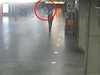 Mu v metru stílel na lidi. Jednomu vypadlo sklenné oko