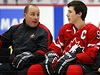 Trenér hokejist Kanady do 20 let Steve Spott (vlevo) a kapitán týmu Ryan Nugent-Hopkins 
