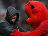 Trenér fotbalist Manchesteru United Alex Ferguson a klubový maskot Fred the Red