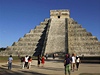 Ped slavnou Kukulkánovou pyramidou v Chichen Itzá se shromádili zvdaví turisté.