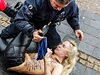 Tato blonatá feministka se policistovi nechtla vzdát jen tak snadno.