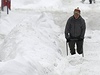 Mu v Ottaw odklízí sníh