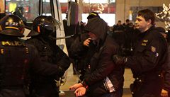 Na Vclavskm nmst dili hooligans, stetli se s polici