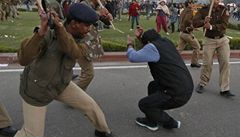 Dill se boj bou kvli znsilnn studentce. Zakzalo protesty