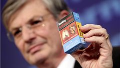 Evropský komisa� Tonio Borg p�edstavuje noviná��m návrh mo�né podoby krabi�ek cigaret.