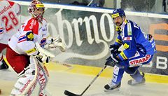  Kometa Brno - eské Budjovice. Branká eských Budjovic Jakub Ková (vlevo) a Tomá Divíek z Brna 