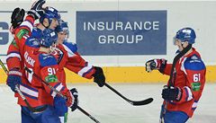 Lev Praha - Ufa. Hrái celku Lev Praha (zleva) Jakub Krejík, Zdeno Chára, Nicklas Danielsson a Eric Christensen se radují ze tvrtého gólu