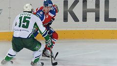 Lev Praha - Ufa. Alexandr Svitov z Ufy (vlevo) a Vitalij Karamnov z týmu Lev Praha