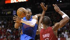 Basketbalista Oklahomy City Russell Westbrook a Chris Bosh z Miami Heat