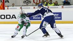 Spengler Cup, Vítkovice - Ufa. Hrá� Vítkovic Marek Malík (vpravo) a Pihlström z Ufy