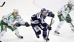 Spengler Cup, Vítkovice - Ufa. Hrá� Vítkovic Vladimír Sva�ina (uprost�ed) a Antti Pihlström z Ufy 