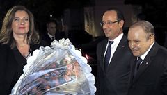 Alírský prezident Bouteflika vítá Hollanda a jeho partnerku Valérii Trierweilerovou