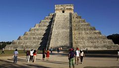 P�ed slavnou Kukulkánovou pyramidou v Chichen Itzá se shromá�dili zv�daví turisté.