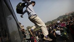 Policie zakro�ila, kdy� se dav sna�il prolomit ocelové zátarasy p�ed p�ísn� st�e�enou zónou u parlamentu v Dillí.