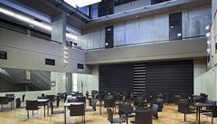 Strohý vnit�ek je dopln�n o výrazné prvky lustr�, sezení a zrcadel.