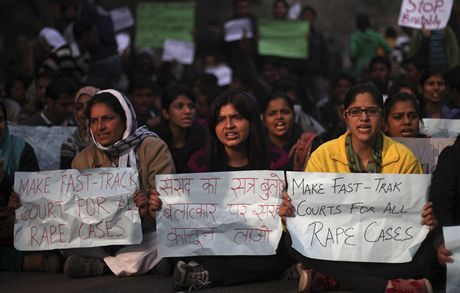 Úastníci protest poadují, aby vláda zakroila proti obtování, kterému jsou pravideln indické eny vystavovány - od osahávání po váné násilí. 