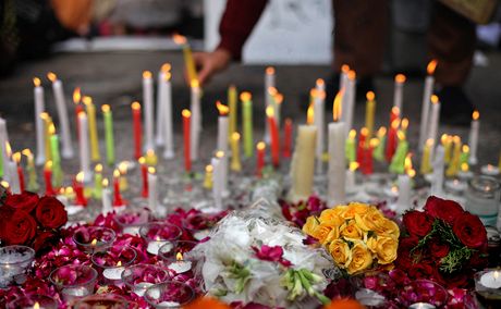 Lidé v Indii truchlí za mrtvou studentku, která byla brutáln znásilnna esticí mu.