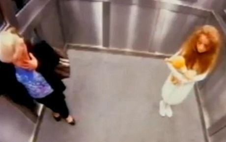 Ve výtahu se zjevuje tajemná dívka.
