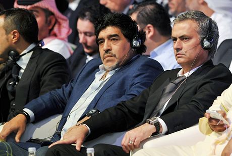 Legendární argentinská fotbalista Diego Maradona (vlevo) a trenér José Mourinho z Realu Madrid