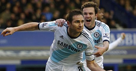 Radost fotbalist Chelsea Franka Lamparda (vlevo) a Juana Maty