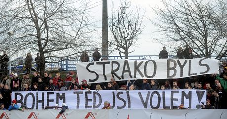 Silvestrovské derby Sparta - Slavia. Fanouci Sparty s transparentem reagujícím na angamá Frantika Straky ve Slavii