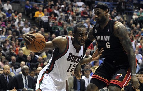 Basketbalista Milwaukee Bucks Luc Richard Mbah (vlevo) a LeBron James z Miami Heat