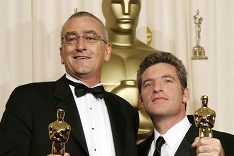 Mike Hopkins (vlevo) na snímku pi pebírání Oscara